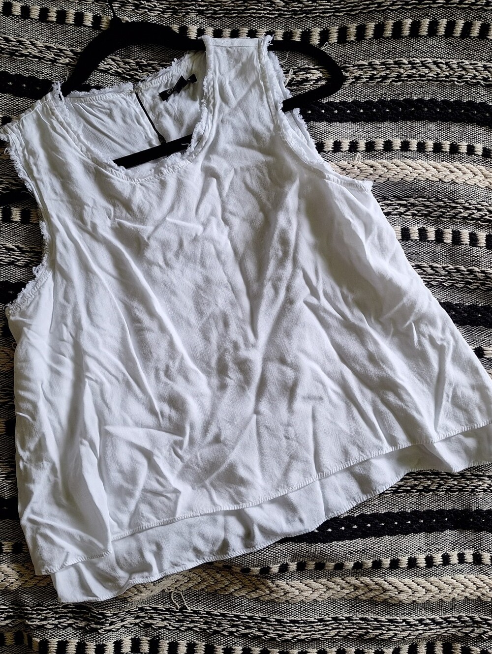 Versona White Women's Sleeveless Top